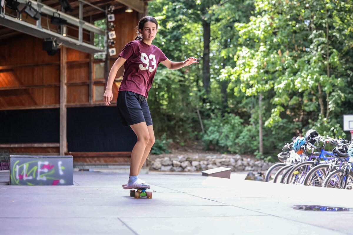 Mit ihrem Skateboard rollt Marie Hirschberger über die Vorbühne des Naturtheaters.