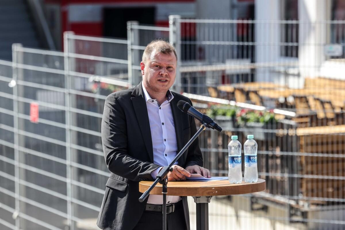 Michael Salomo erhält Applaus für seine deutlichen Worte gegen rechtes Gedankengut.