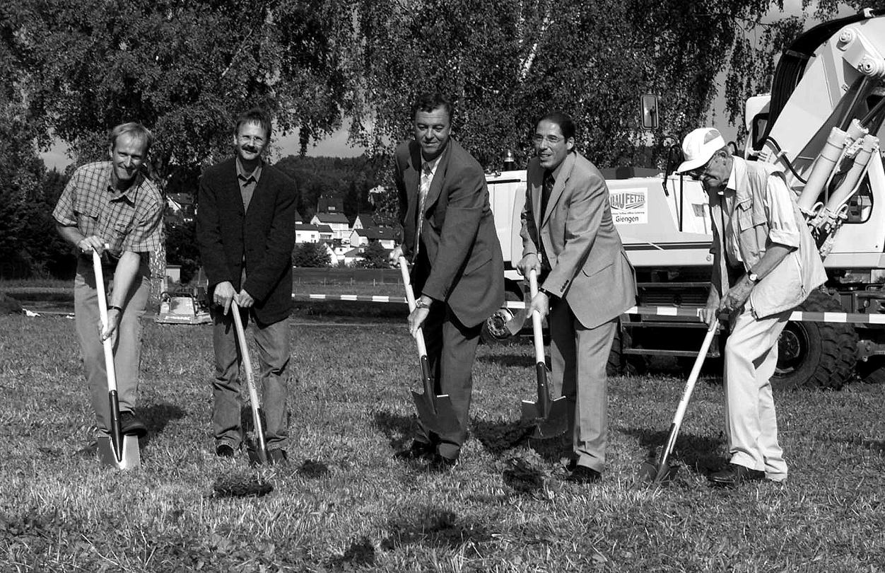 Am 11. September 2000 erfolgte der Spatenstich zum Sonnen- und Zeitpfad: (von links) Bauunternehmer Wolfgang Fetzer, Architekt Stefan Wittmann, Bürgermeister Stefan Mikulicz, Oberbürgermeister Bernhard Ilg, Initiator Heinz Zag.