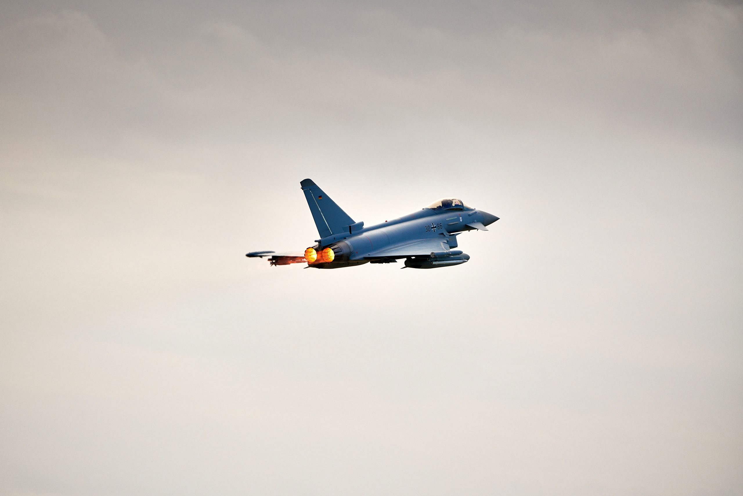 Eurofighter mit eingeschaltetem Nachbrenner beim Abflug.