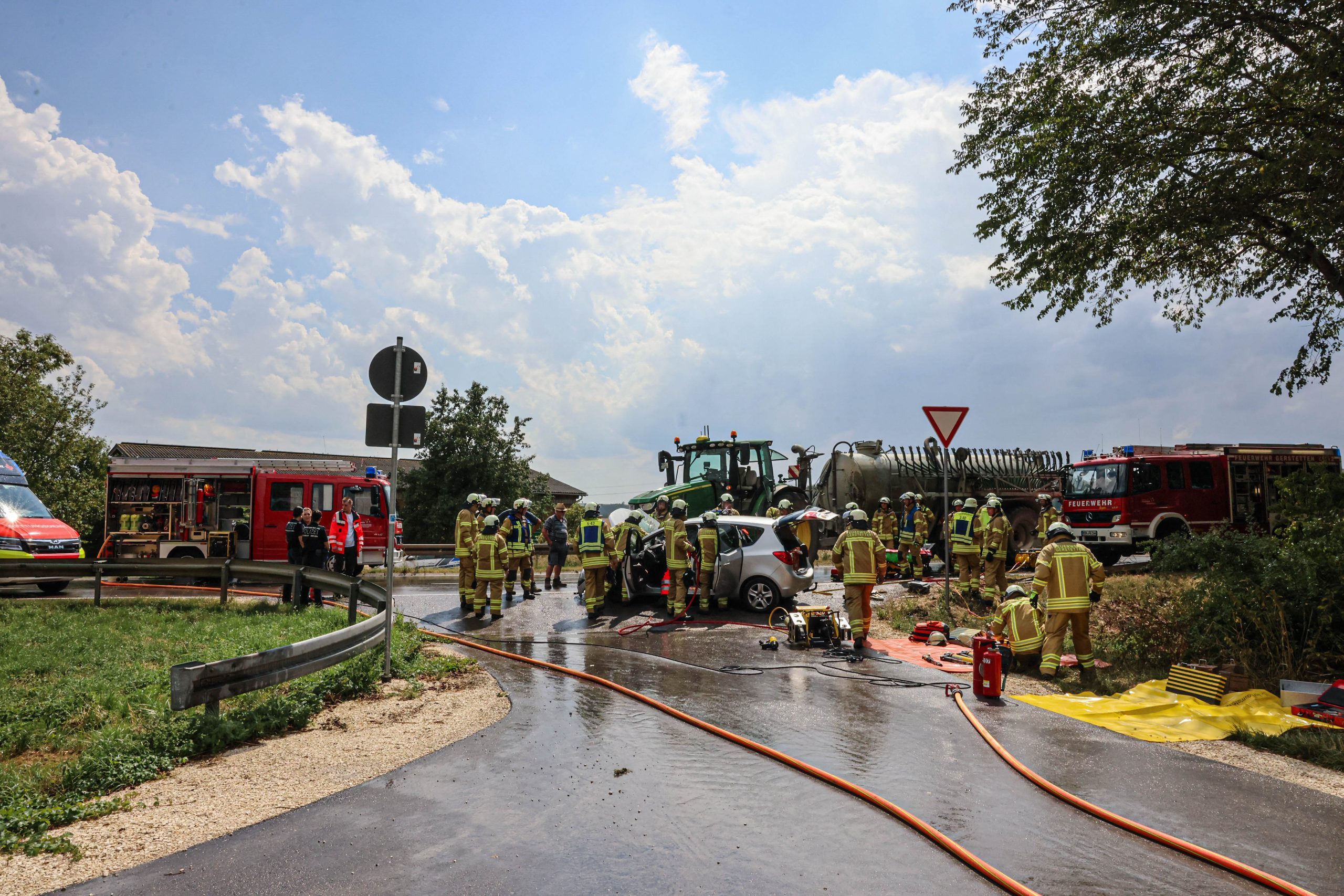 Unfall mit Traktor, Feuerwehr im Einsatz.