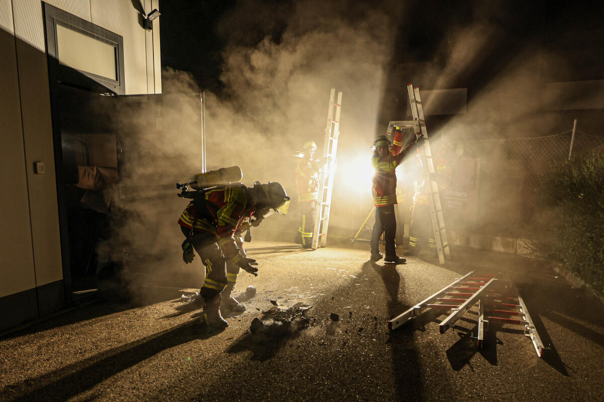 Rauch bei einem Feuerwehreinsatz an einer Tankstelle in Nattheim.