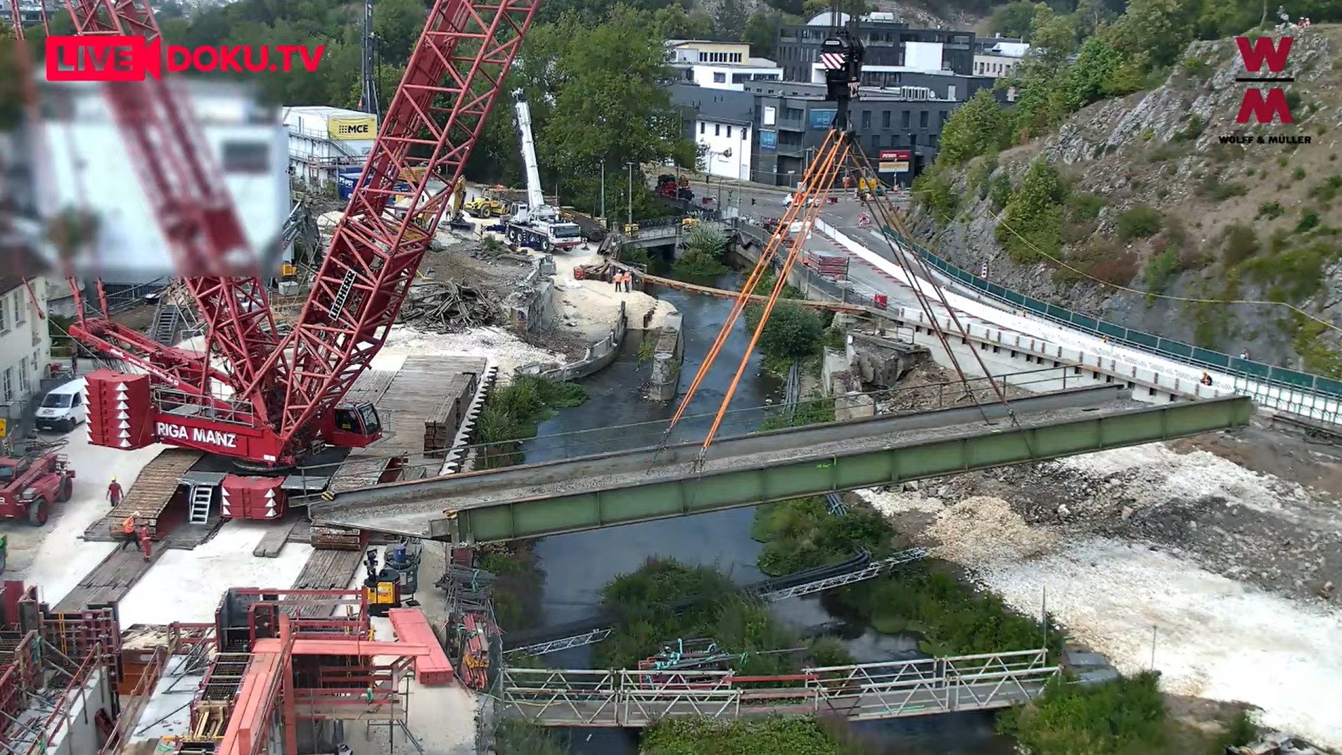 Der Aushub der alten Brücke: Am Freitag, 31. Juli, wurden die zwei bisher parallel verlaufenden Brückenteile an der Piltz'schen Unterführung ausgehoben. 