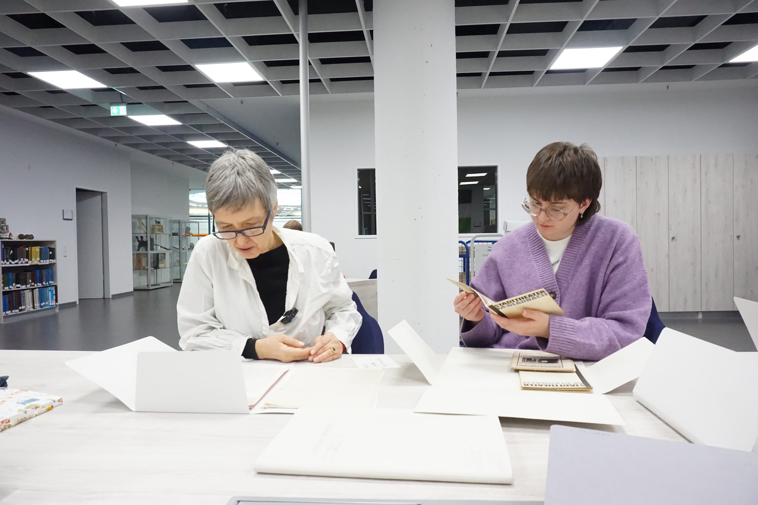 Iris Bertz (links) und Jen Wilbur bei der Recherche zu Lisel Haas in Mönchengladbach.