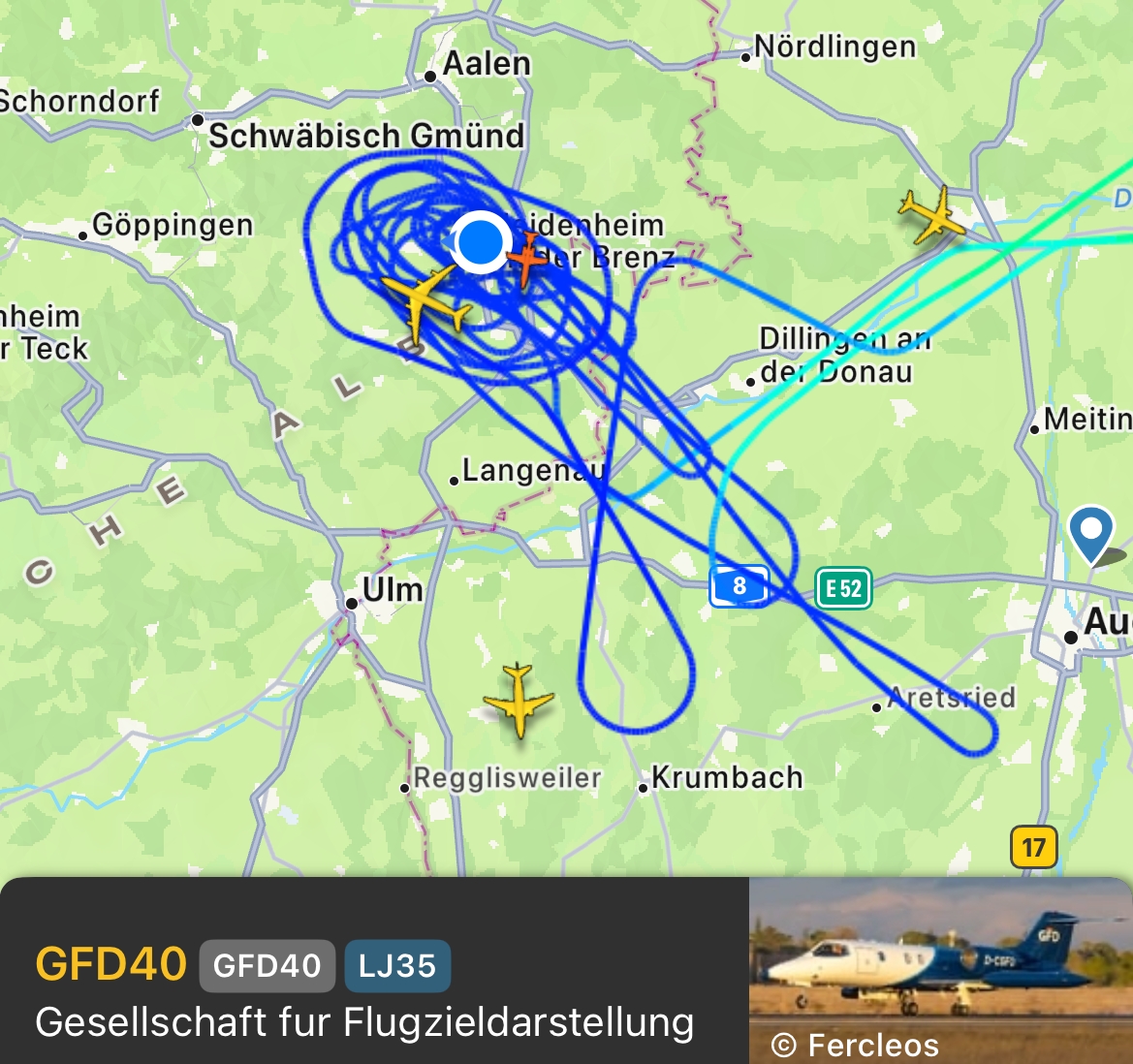 Ein Learjet der Gesellschaft für Flugzieldarstellung (rot markiert) neben einem Airbus A310 MRTT über Heidenheim. Screenshot: flightradar24.com