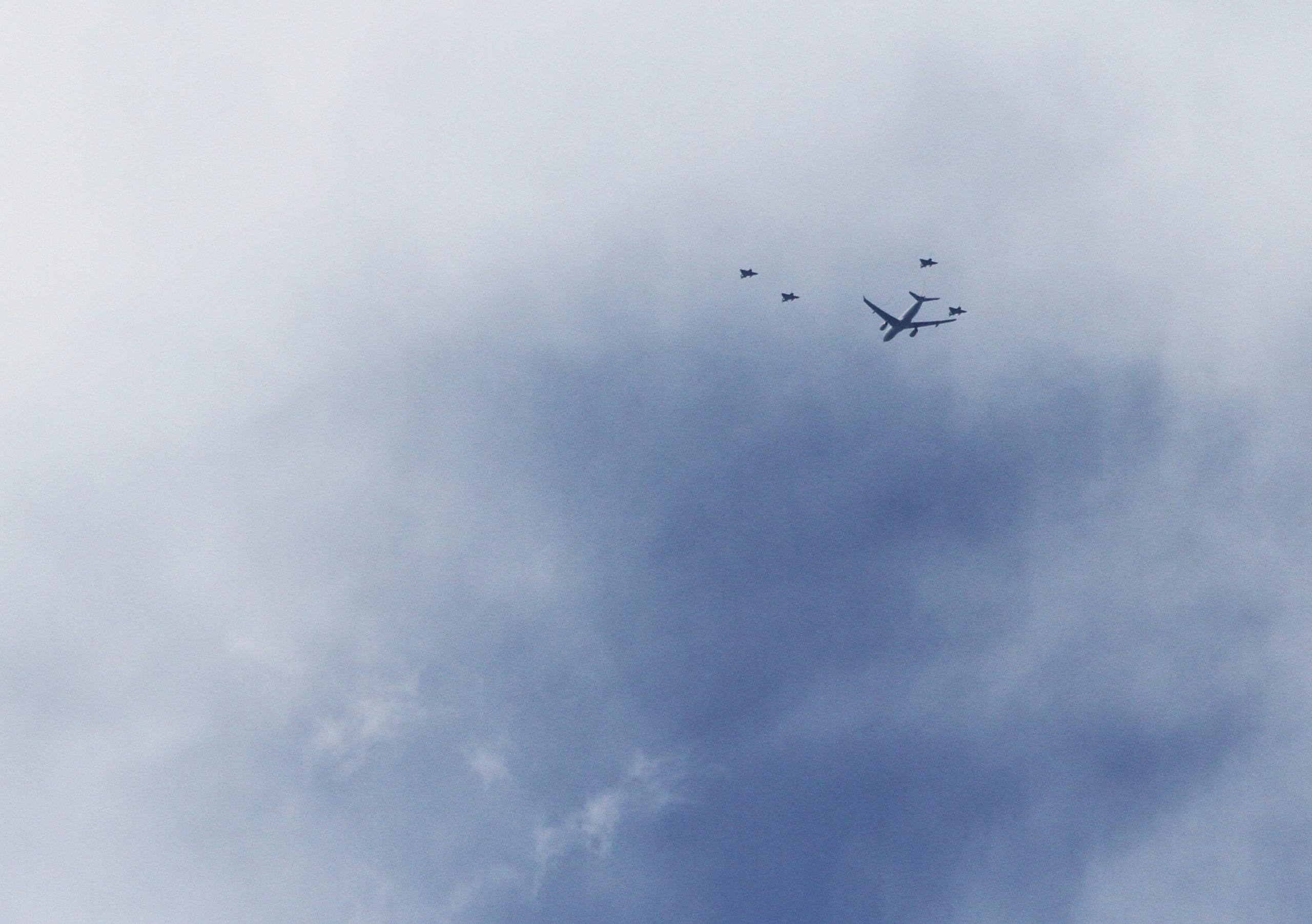 Tankflugzeug Airbus A310 MRTT mit vier Eurofighter Typhoon im Schlepptau.