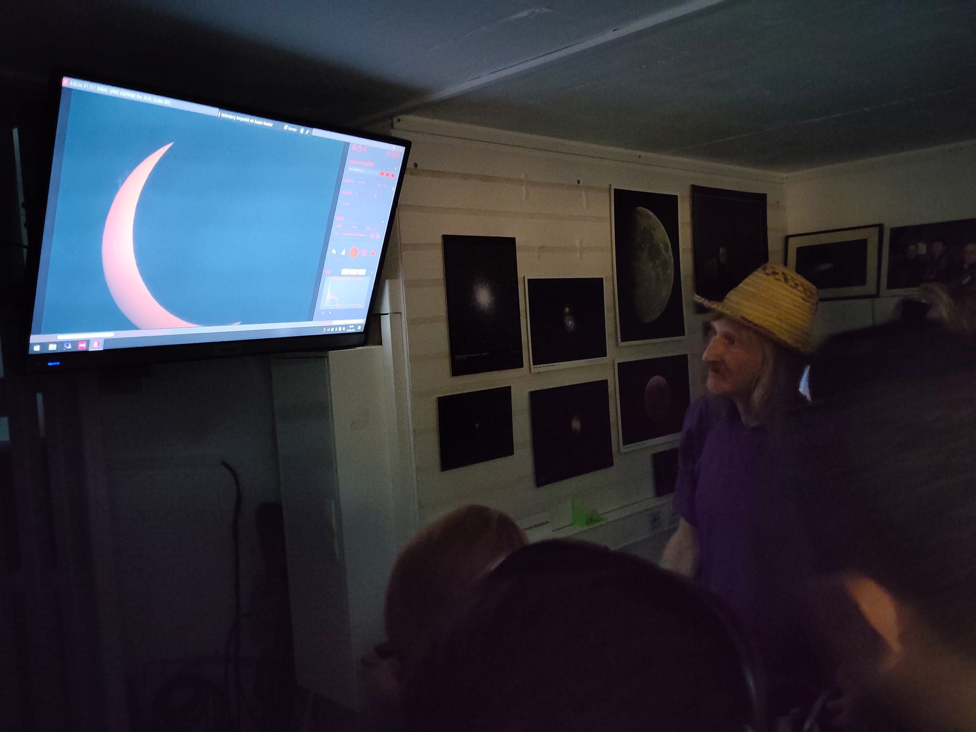 Der Astronomieverein übertrug den Blick durchs Teleskop im Innern der Sternwarte.